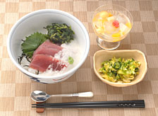 マグロ丼昼食
