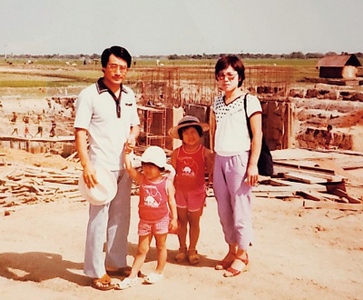 ナラヤンガンジ・ナリシンジ潅漑施設のポンプ場建設現場を家族で見学（1983年４月）