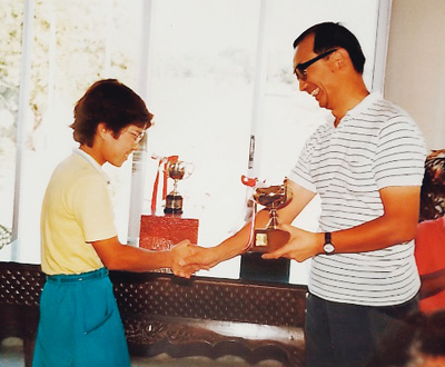 1984年春、第一回 Japan CupのLadiesの部で景子さんが初優勝、小林大使からカップ授与