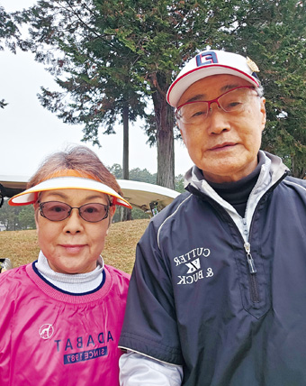 ゴルフコースで一緒にプレイ